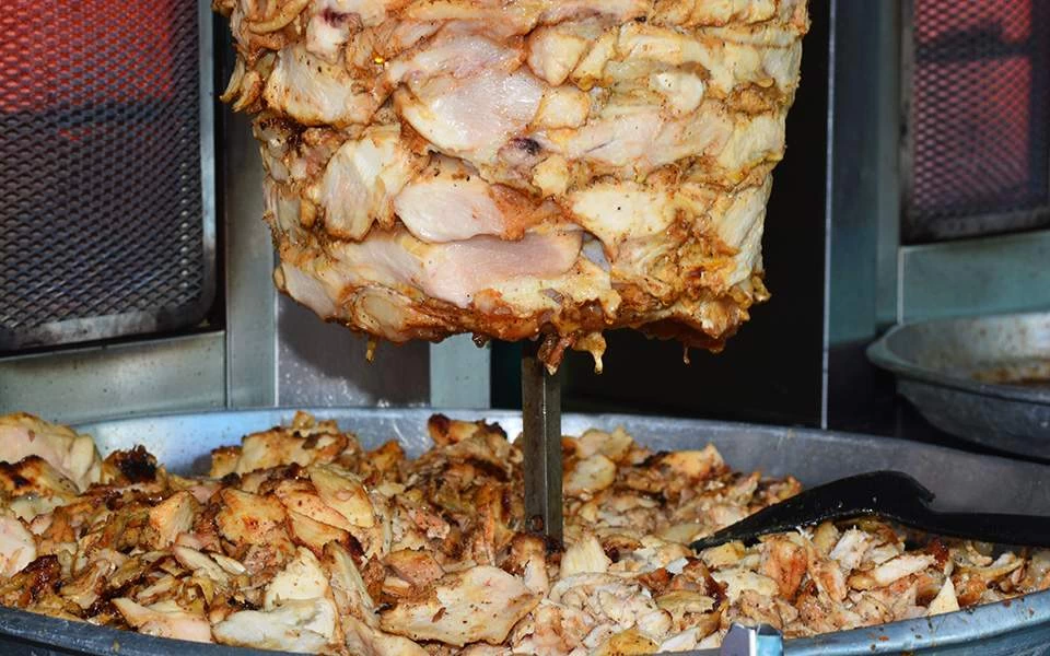Προσοχή! 250 κιλά γύρου κοτόπουλου κατασχέθηκαν στον Πειραιά λόγω σαλμονέλας – Σαφάρι ελέγχων στην αγορά